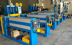 贊揚(yáng)押出機(jī)機(jī)裝配車(chē)間